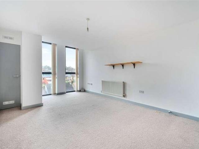 Flat for sale in London Borough of Croydon, Waddon