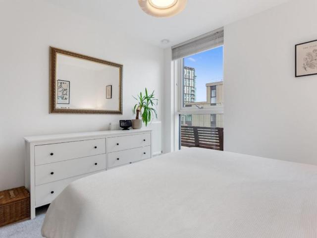 Flat for sale in Woodberry Down, Stoke Newington