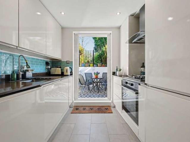 Flat for sale in Stroud Green, Greater London