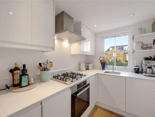 Flat for sale in Clapham, Greater London