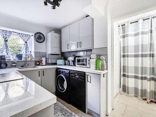 Flat for sale in Caversham Park, Reading