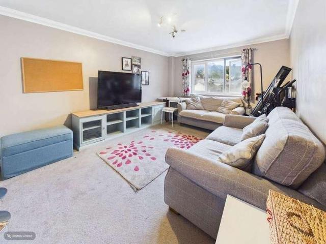 Flat for sale in Caterham, Tandridge