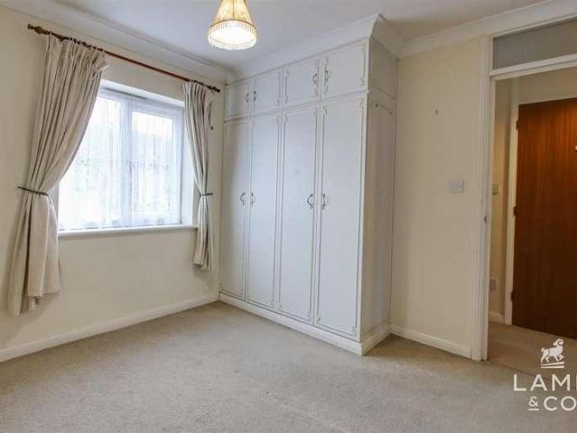 Flat for sale in Dale Hill, Essex