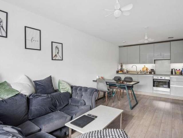 Flat for sale in Wexham and Ivers Community Board, Richings Park