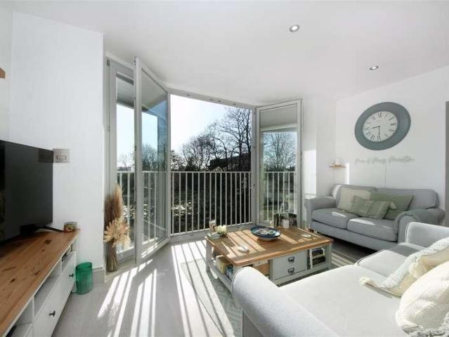 Flat for sale in London Borough of Ealing, Perivale