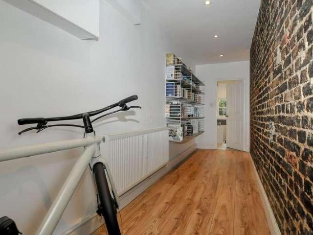 Flat for sale in Stoke Newington, Greater London