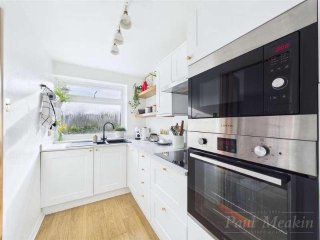 Flat for sale in London Borough of Croydon, Forestdale