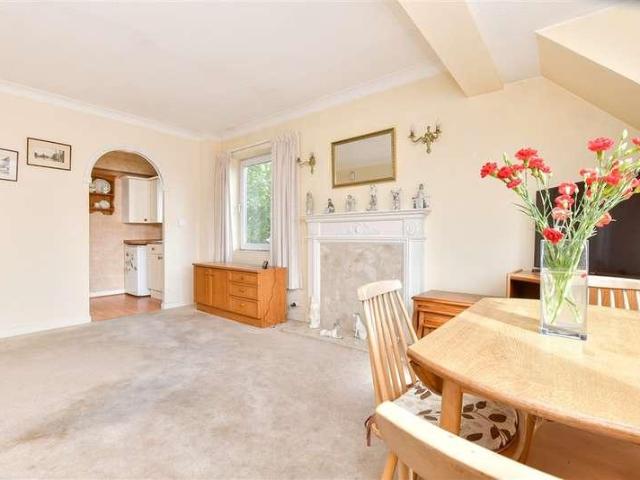 Flat for sale in Carshalton Beeches, Greater London