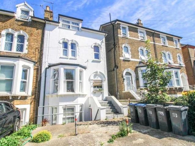 Flat for sale in London Borough of Croydon, Addiscombe
