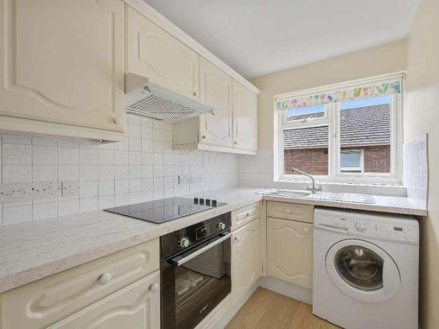 Flat for sale in London Borough of Merton, Raynes Park