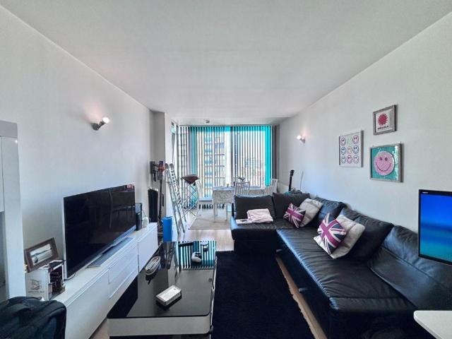 Flat for sale in Hayes, Greater London