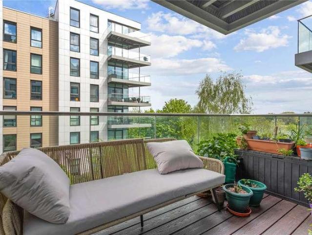 Flat for sale in Woodberry Down, Stamford Hill