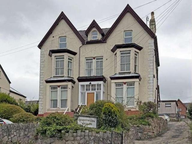 Flat for sale in Caernarfon