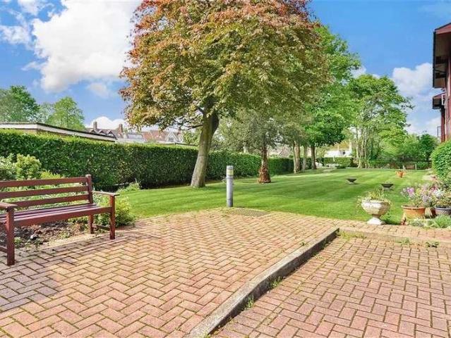 Flat for sale in Red Hill, Surrey