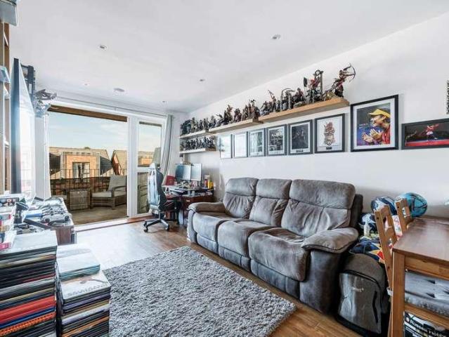 Flat for sale in London Borough of Hounslow, Greater London
