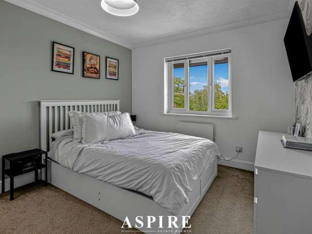 Flat for sale in Laindon, Essex
