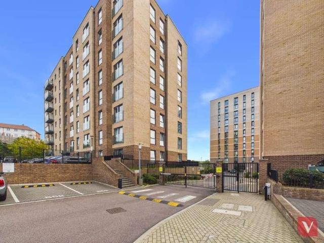 Flat for sale in Spring Park, Luton