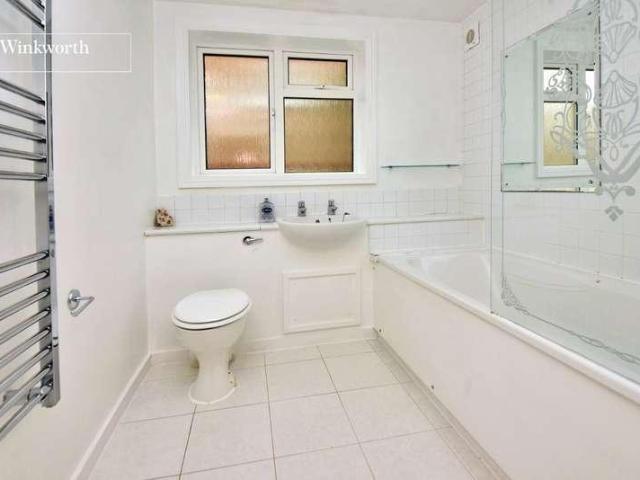 Flat for sale in Carshalton Beeches, Greater London