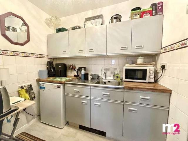 Flat for sale in Llanbadoc, Wales