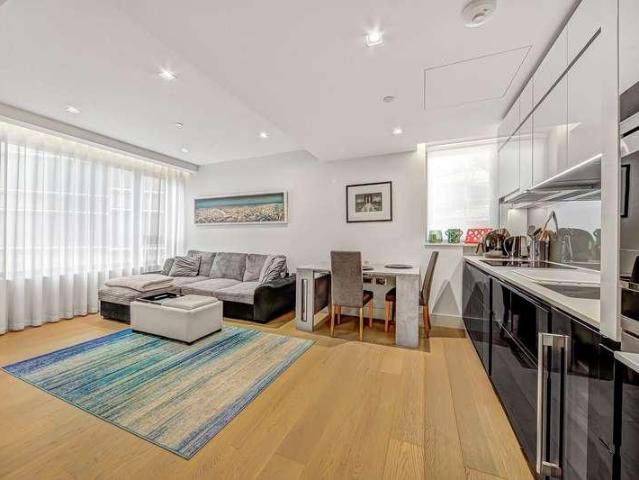 Flat for sale in Vauxhall, Greater London