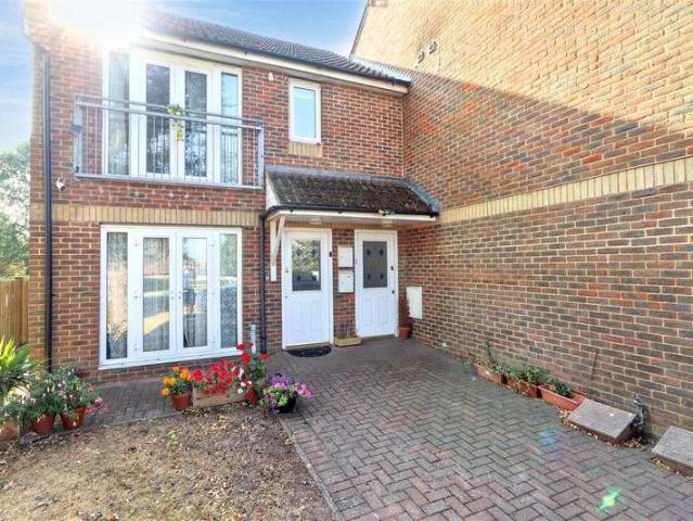 Flat for sale in Elstree and Borehamwood, Borehamwood