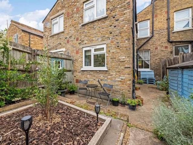 Flat for sale in Peckham, Greater London