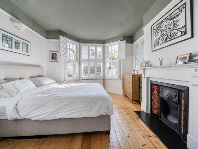 Flat for sale in London Borough of Ealing, Greater London