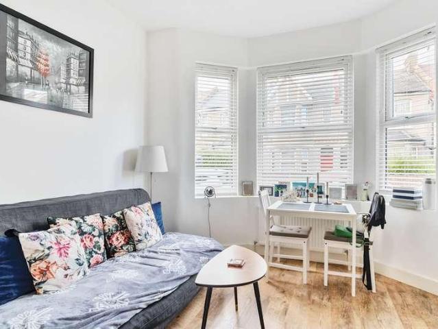 Flat for sale in London Borough of Merton, Collier's Wood