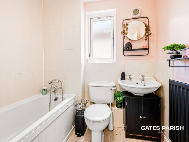 Flat for sale in Upminster, Greater London