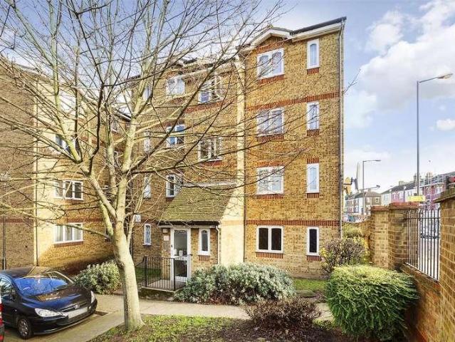 Flat for sale in Harlesden, Greater London