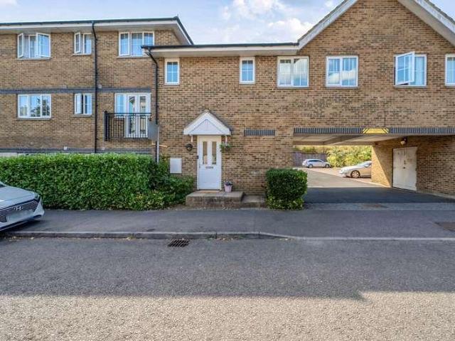 Flat for sale in Dunstable, Bedfordshire