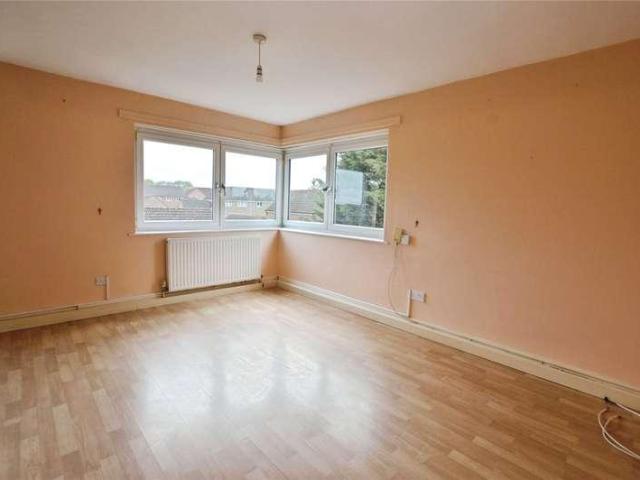 Flat for sale in Laindon, Essex