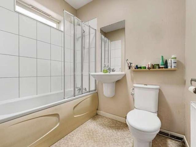 Flat for sale in London Borough of Ealing, Greater London