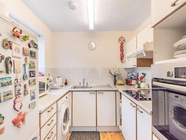 Flat for sale in Worcester Park, Greater London