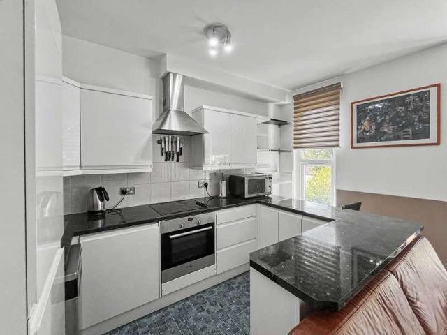 Flat for sale in Totteridge, Cressex