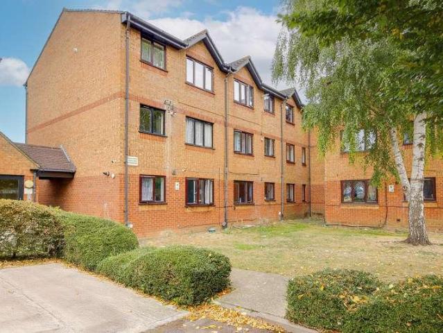 Flat for sale in Freezywater, Greater London