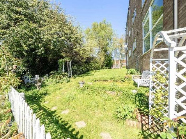 Flat for sale in The Cedars Estate, Batchworth