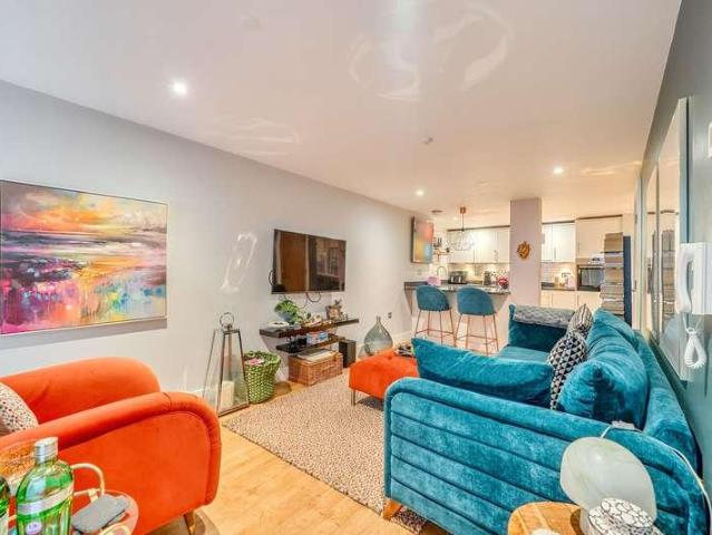 Flat for sale in Surbiton, Greater London
