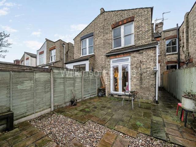 Flat for sale in New Southgate, Greater London