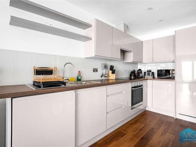 Flat for sale in Kentish Town, Greater London