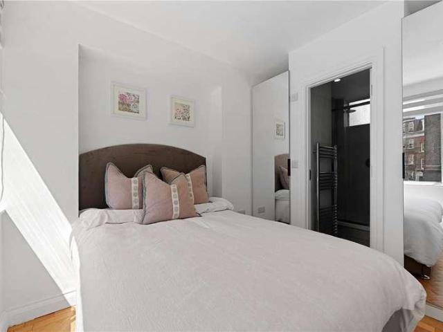 Flat for sale in Kensington, Greater London