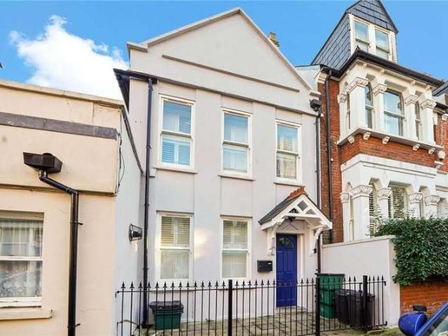 Flat for sale in Archway, Greater London