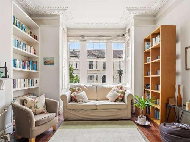 Flat for sale in Clapham Junction, Greater London