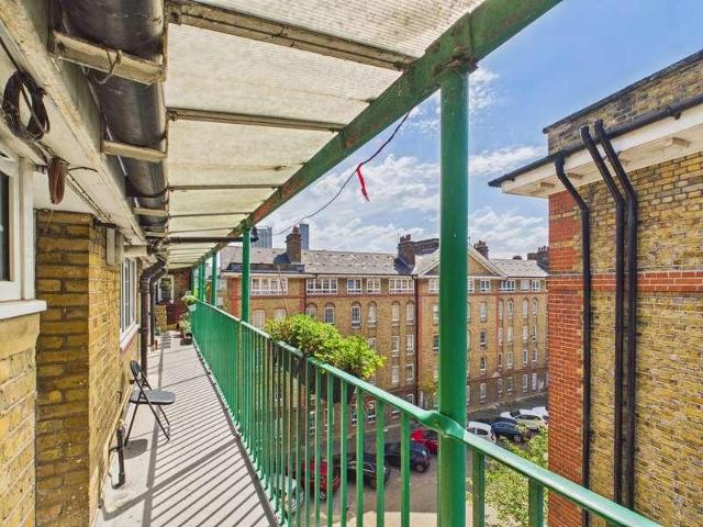 Flat for sale in Canada Water, Greater London