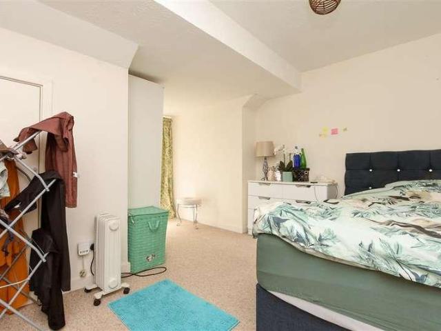 Flat for sale in Red Hill, Surrey