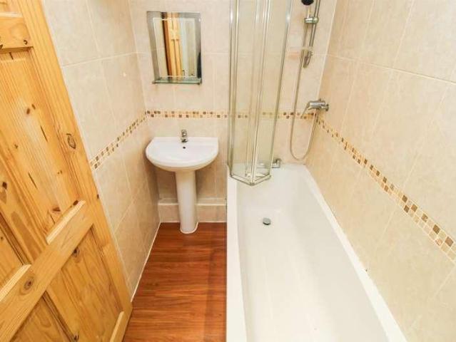 Flat for sale in Wrenthorpe, West Yorkshire