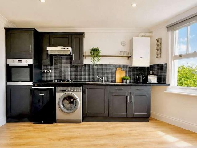 Flat for sale in Clapham, Greater London