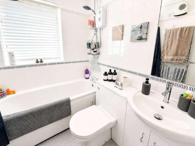 Flat for sale in Bruton, Somerset