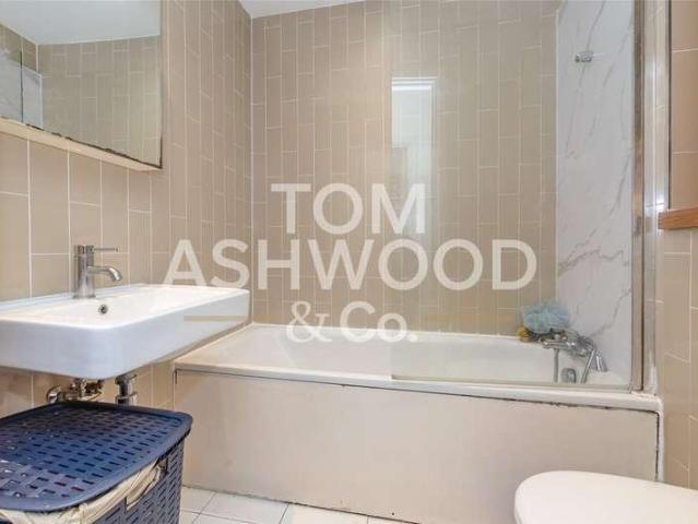 Flat for sale in Barking, Roding Riverside