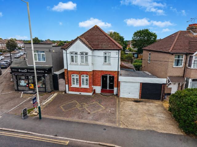 Flat for sale in Gidea Park, Greater London